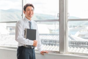 窓辺の男性教員